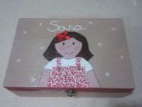 Joyero con niña en rojo (18,95€)